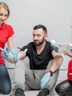 what-s-the-difference-between-standard-and-emergency-first-aid-Coast2Coast-3-min